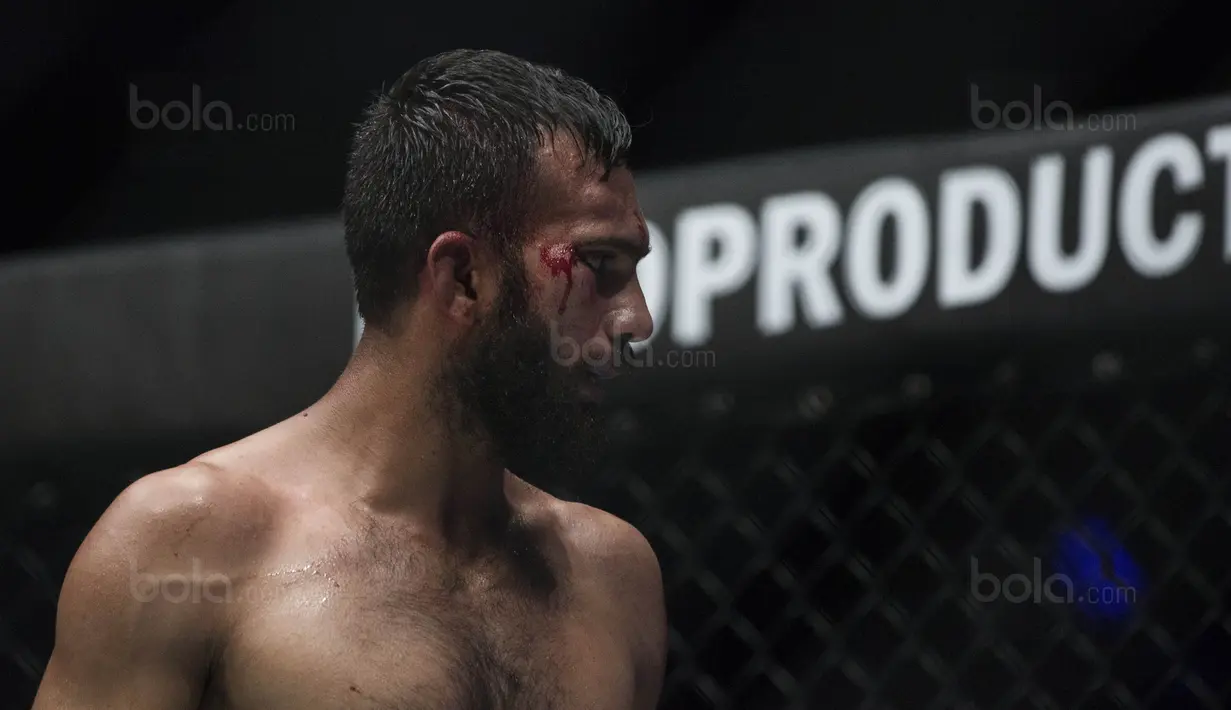 Petarung Pakistan, Muhammad Imran, terluka akibat pukulan petarung Indonesia, Stefer Rahardian, saat laga One Championship di JCC Senayan, Jakarta, Sabtu (20/1/2018). Stefar berhasil mengalahkan Imran. (Bola.com/Vitalis Yogi Trisna)