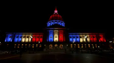 Gedung San Francisco menyala dengan warna bendera Prancis yaitu warna biru, putih dan merah di San Francisco, California (13/11). Aksi ini sebagai ungkapan belasungkawa menyusul serangan teror di Perancis. (REUTERS/Stephen Lam)