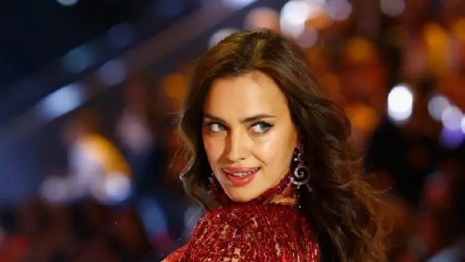Irina Shayk pamer perut buncit di Victoria Secret Fashion Show 2016. (AFP/Bintang.com)