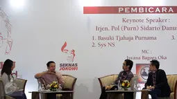 Cagub Petahana Basuki T Purnama (Ahok-kedua kiri) saat berbicara dalam bedah buku "A Man Called Ahok" di Jakarta, Jumat (20/1). Ahok menjadi pembicara utama sekaligus menceritakan beberapa pengalamannya. (Liputan6.com/Johan Tallo)