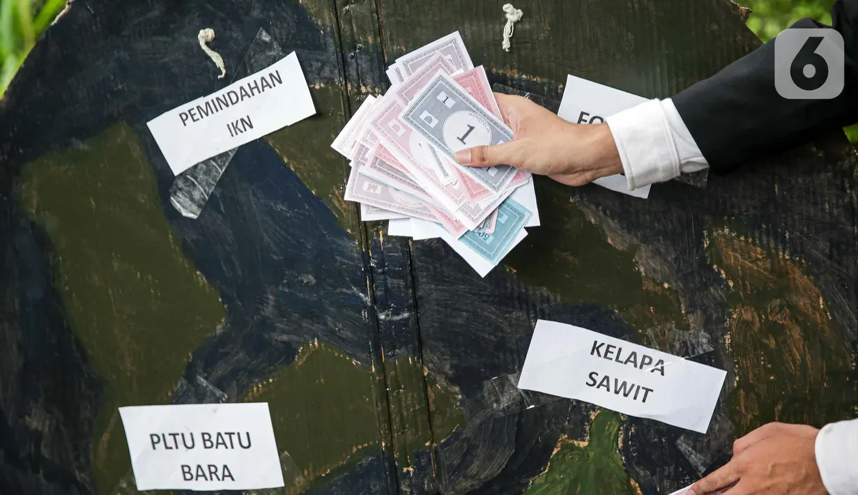 <p>Aktivis Climate Rangers Jakarta, XR Jakarta, dan 350 Indonesia berunjuk rasa di depan Gedung Kementerian Investasi/BKPM, Jakarta, Jumat (22/4/2022). Aktivis menuntut pemerintah serius dalam memilih investasi yang baik bagi kelestarian bumi. (Liputan6.com/Faizal Fanani)</p>