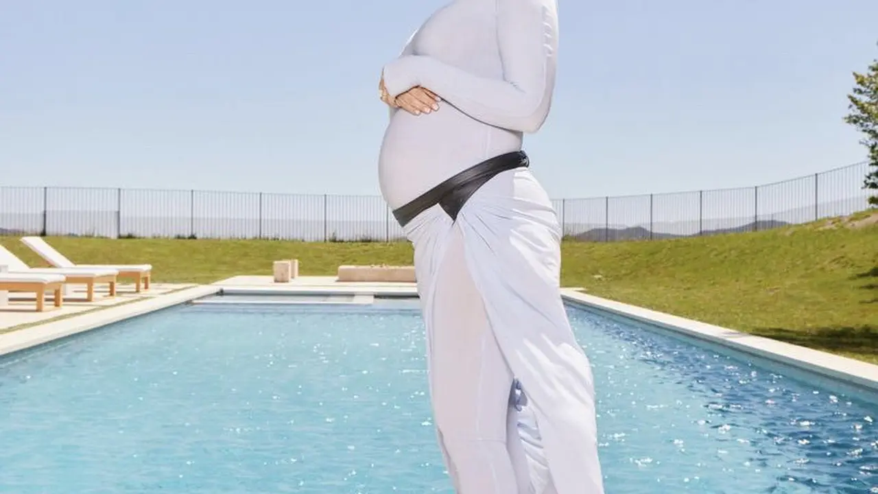 Gaya Kourtney Kardashian Pamer Baby Bump