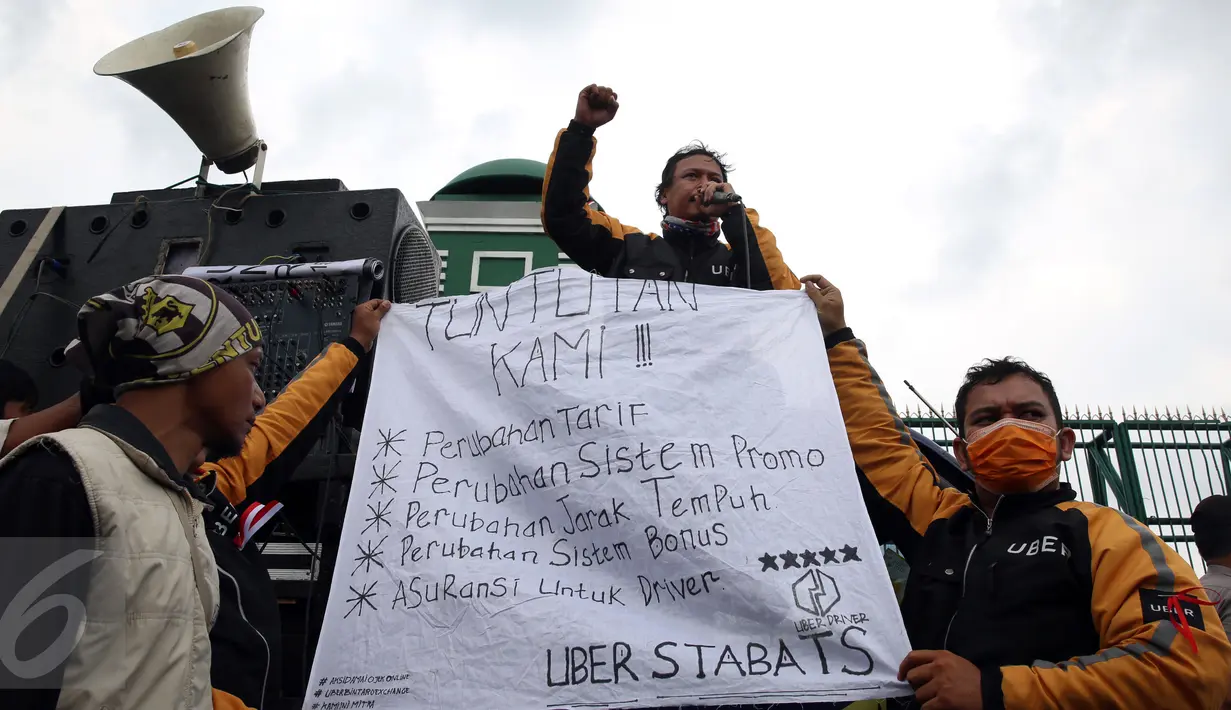 Ratusan massa dari pengemudi online roda dua dan roda empat melakukan unjuk rasa di depan Gedung MPR/DPR, Jakarta, Senin (27/2). Unjuk rasa tersebut memprotes kebijakan-kebijakan yang merugikan mereka. (Liputan6.com/Johan Tallo)