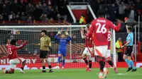 Wasit Prancis Beno&icirc;t Bastien memberikan kartu merah kepada bek Real Sociedad asal Venezuela Jon Aramburu atas pelanggarannya terhadap bek Manchester United asal Denmark Patrick Dorgu (kiri) selama pertandingan sepak bola Leg Kedua Babak 16 Besar Liga Europa UEFA antara Manchester United dan Real Sociedad di stadion Old Trafford di Manchester, Inggris barat laut, pada 13 Maret 2025.Darren Staples / AFP