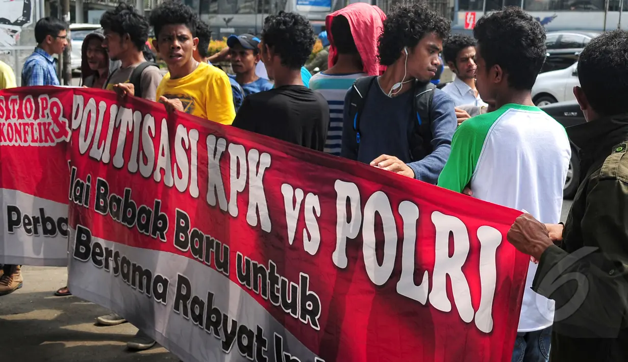 Komunitas Masyarakat Pecinta Kedamaian Indonesia Hakiki (KMP-KIH) menggelar aksi damai di depan gedung KPK, Jakarta, Jumat (27/3/2015). Aksi mereka untuk mendukung pencalonan Komjen Badrodin Haiti sebagai Kapolri.(Liputan6.com/Yoppy Renato)