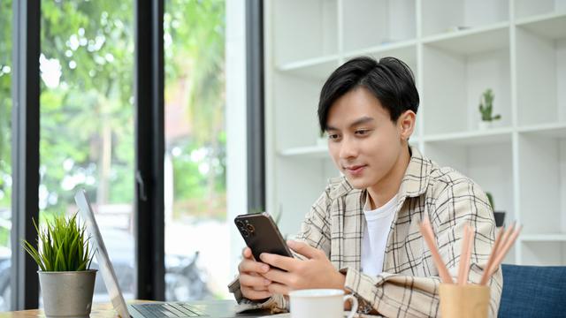 Ilustrasi beli sepatu via online