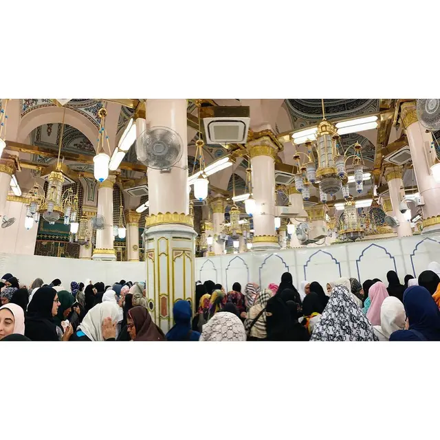 6 Momen Perjalanan Umrah Via Vallen, Tas Mahalnnya Jadi Sorotan