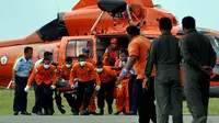 Dua jenazah penumpang pesawat AirAsia QZ8501 tiba di Lanud Iskandar, Pangkalan Bun, Kalteng, Rabu (31/12/2014). (Liputan6.com/Miftahul Hayat) 
