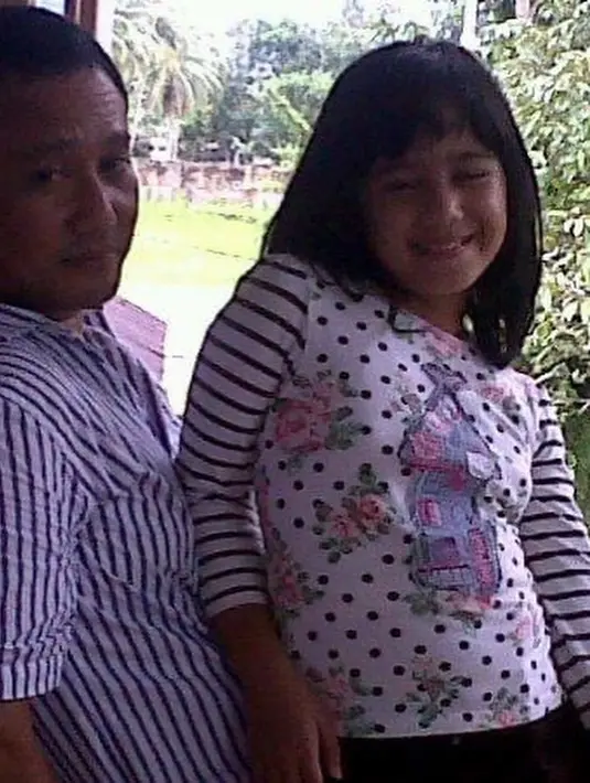 Dua potret berikutnya Tissa saat kecil bersama sang ayah. Bobby ayah Tissa meninggal dunia dalam usia 55 tahun. Senyum Tissa bersama sang ayah. [Instagram/tissabiani]