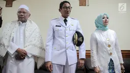 Wakil Gubernur DKI terpilih, Sandiaga Uni ditemani istrinya, Nur Asia tiba di Masjid Sunda Kelapa, Jakarta, Senin (16/10). Anies Baswedan dan Sandiaga Uno bertemu di masjid ini untuk berpidato dihadapan relawan mereka. (Liputan6.com/Faizal Fanani)