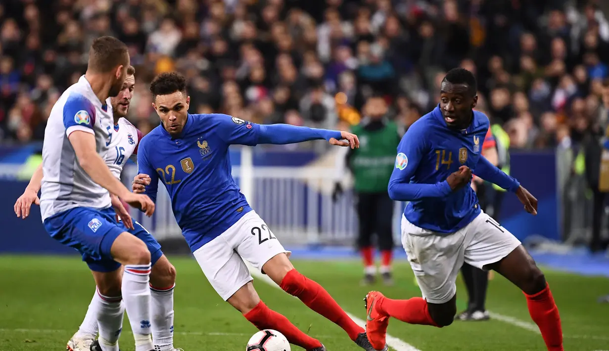 Aksi bek sayap Prancis, Layvin Kurzawa pada laga kedua Kualifikasi Piala Eropa 2020 Grup H yang berlangsung di Stadion Stade de France, Paris, Selasa (26/3). Perancis menang 4-0 atas Islandia. (AFP/Franck Fife)
