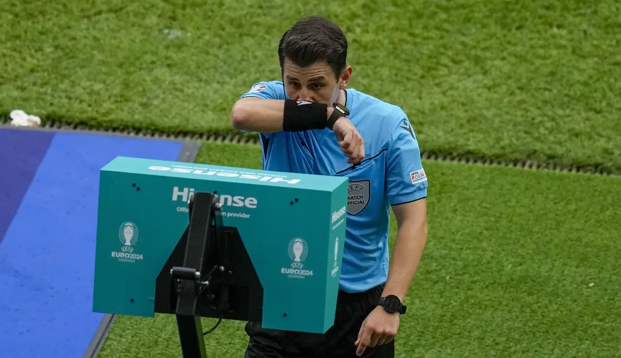 Wasit Halil Umut Meler memeriksa rekaman VAR yang akhirnya menganulir gol striker Timnas Belgia, Romelu Lukaku ke gawang Timnas Slovakia akibat lebih dahulu terperangkap offside pada laga Grup E Euro 2024 di Waldstadion, Frankfurt, Jerman, Senin (17/6/2024). (AP Photo/Themba Hadebe)