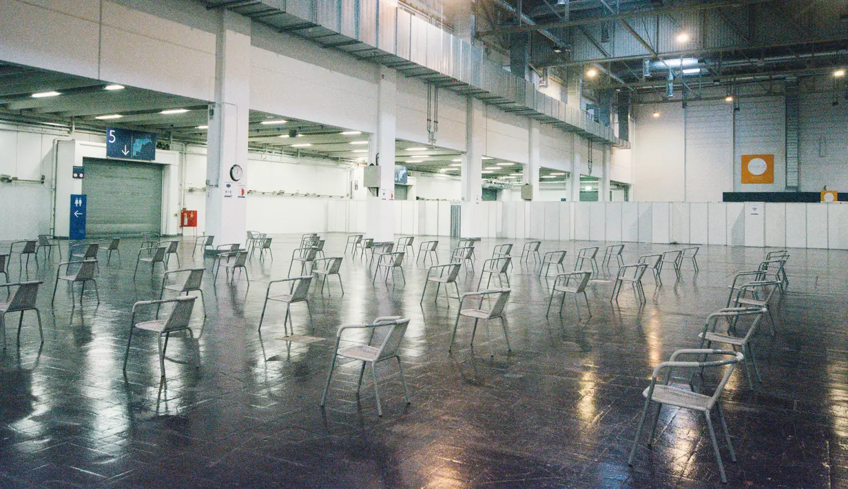 Area tunggu terlihat di pusat vaksinasi COVID-19 di pusat pameran Essen di Essen, Jerman (12/12/2020). Pusat vaksinasi yang sedang dibangun itu diperkirakan memiliki kapasitas lebih dari 2.000 vaksinasi per hari ketika mulai beroperasi. (Xinhua/Tang Ying)