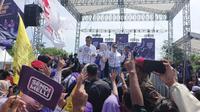Calon Wali Kota dan Wakil Wali Kota Bogor, Sendi Fardiansyah-Melli Darsa menggelar kampanye akbar di Lapangan Exit Tol Tanah Baru, Kota Bogor, Sabtu, (23/11/2024). (Liputan6.com/Achmad Sudarno).