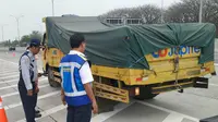 Operasi penertiban kendaraan over dimension dan over load (ODOL) di Jalan Tol Surabaya-Mojokerto. (Foto: Dok PT Jasa Marga Tbk)