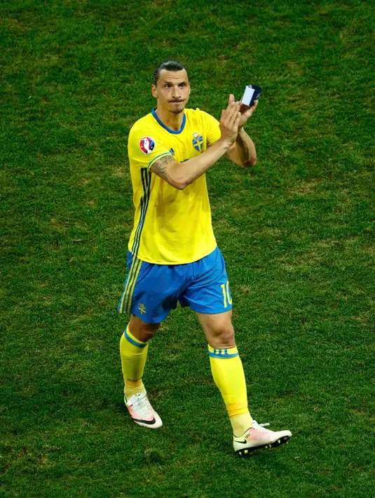 Penyerang Swedia, Zlatan Ibrahimovic kecewa usai pertandingan grup E piala Eropa 2016 di Stade de Nice, Prancis, (22/6). Swedia gagal lolos lantaran hanya mengoleksi dua poin dari tiga laga. (REUTERS / Yves Herman)