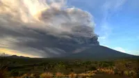 Pemandangan Gunung Agung yang mengeluarkan abu vulkanik di Kecamatan Kubu, Karangasem, Bali, Minggu (26/11). Semburan asap dan abu vulkanik Gunung Agung mencapai ketinggian 1.500 meter dari puncak Gunung Agung. (AFP/Sonny Tumbelaka)