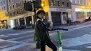 Tak lupa, Rizky Langit juga menikmati suasana Los Angeles dengan bermain skuter di jalanan kota. Remaja berusia 15 tahun ini memang dinilai memiliki selera fashion yang unik. Punya postur tubuh yang tinggi, ia tampil bak seorang model.