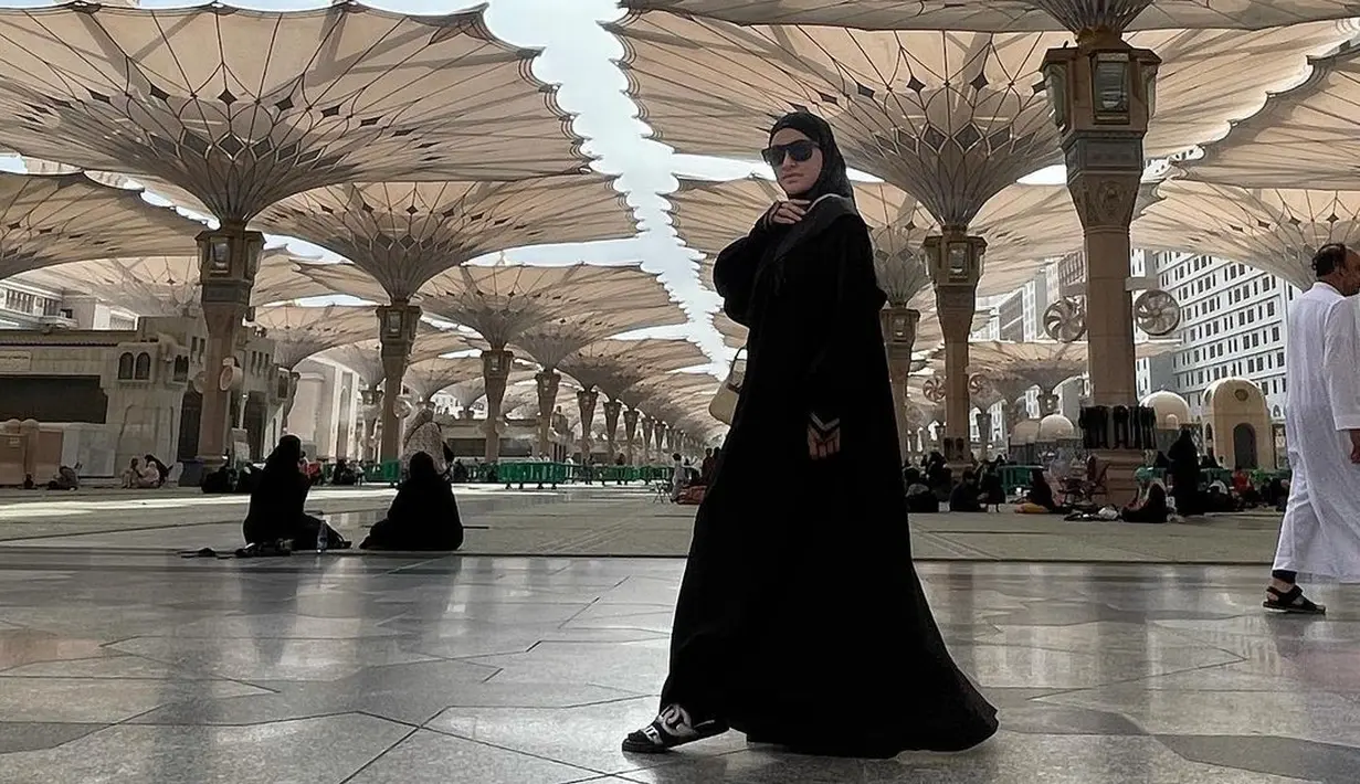 Shandy Purnamasari tampak dalam balutan busana syar'i serba hitam saat menjalankan ibadah haji beberapa waktu lalu. (FOTO: instagram.com/shandypurnamasari/)
