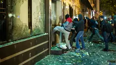 Pengunjuk rasa merusak kantor Presiden Gjorge Ivanov di jalanan ibu kota Makedonia, Skopje, Rabu (13/4). Sebelumnya, ribuan demonstran melakukan unjuk rasa memprotes keputusan Presiden memberikan pengampunan bagi 56 politikus. (Robert ATANASOVSKI/AFP)