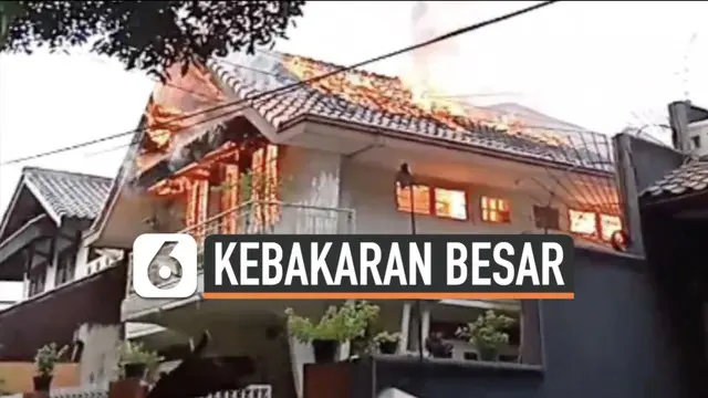 Musibah kebakaran menimpa salah satu rumah mewah di kawasan Bendungan Hilir Jakarta Sabtu (2/1) sore. Api menghanguskan bangunan rumah yang berlantai dua.