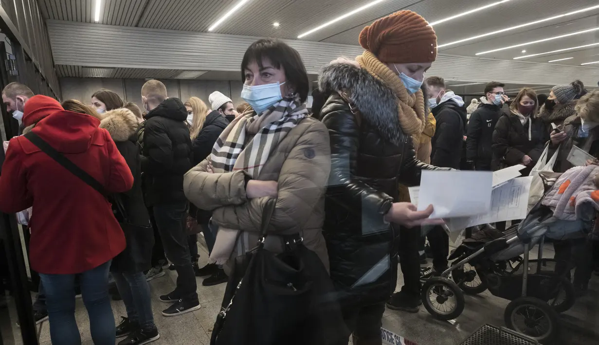 Pengungsi dari Ukraina mengantre untuk mengajukan izin tinggal di pusat bantuan regional untuk pengungsi di Pusat Kongres Praha di Praha, Republik Ceko (7/3/2022). Meskipun Ceko tidak berbatasan langsung dengan Ukraina, pengungsi dari Ukraina kini mulai berdatangan ke Negara itu. (AFP/Michal Cizek)