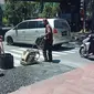 Petugas Dinas Pekerjaan Umum Kota Bandung mengaspal ulang aspal jalan di simpang Jalan Cipaganti-Pasteur, Selasa (14/1/2020). (Liputan6.com/Huyogo Simbolon)