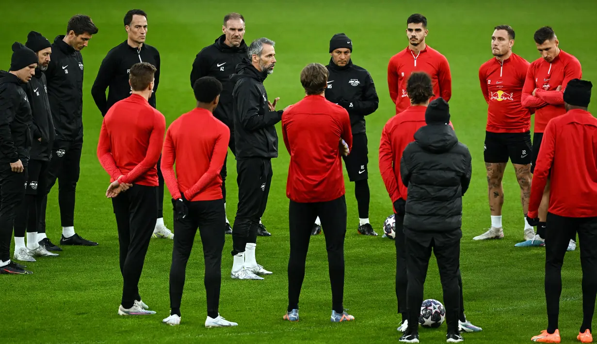 Suasana saat pelatih RB Leipzig Marco Rose (tengah) berbicara kepada para pemainnya saat sesi latihan di Stadion Etihad, Manchester, Inggris, 13 Maret 2023. RB Leipzig akan menghadapi Manchester City pada pertandingan sepak bola leg kedua babak 16 besar Liga Champions. (Paul ELLIS/AFP)