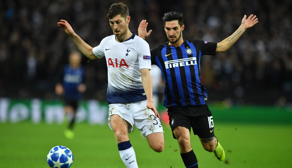 Aksi bek Tottenham Hotspur, Ben Davies saat dikawal oleh Mateo Politano pada laga lanjutan Liga Champions yang berlangsung di stadion Wembley, Inggris, Kamis (29/11). Tottenham Hotspur menang 1-0 atas Inter Milan (AFP/Ben Stansall)