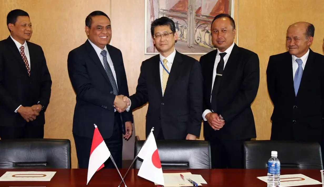 Wakapolri Komjen Syafruddin berjabat tangan usai penandatanganan kerja sama di bidang Manajemen lalu-lintas dan pemberantasan terorisme dengan Commissioner General National Police Agency Japan (NPA) di Tokyo, Jepang, (7/12). (Dok Polri)