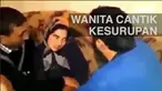 Bahkan pria yang mencoba mengeluarkan jin dari tubuh wanita itu sempat menyalakan korek api lalu didekatkan kepada wajah wanita itu.