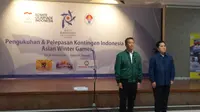 Menteri Pemuda dan Olahraga Indonesia, Imam Nahrawi, dan Ketua Komite Olimpiade Indonesia (KOI), Erick Thohir, mengukuhkan dan melepas kontingen Indonesia di Asian Winter Games 2017. (Bola.com/Zulfirdaus Harahap)