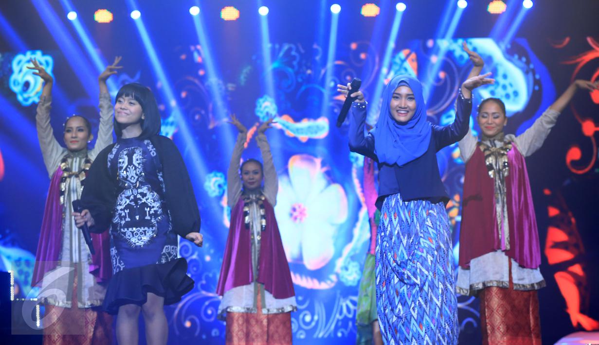 Fatin Shidqia dan Lesti D'Academy tampil dalam konser bertajuk Perempuan Hebat Indonesia di Studio 6 Emtek City, Jakarta, Kamis (21/4) malam. Pagelaran khusus untuk perempuan Indonesia itu untuk memperingati Hari Kartini (Liputan6.com/Herman Zakharia)