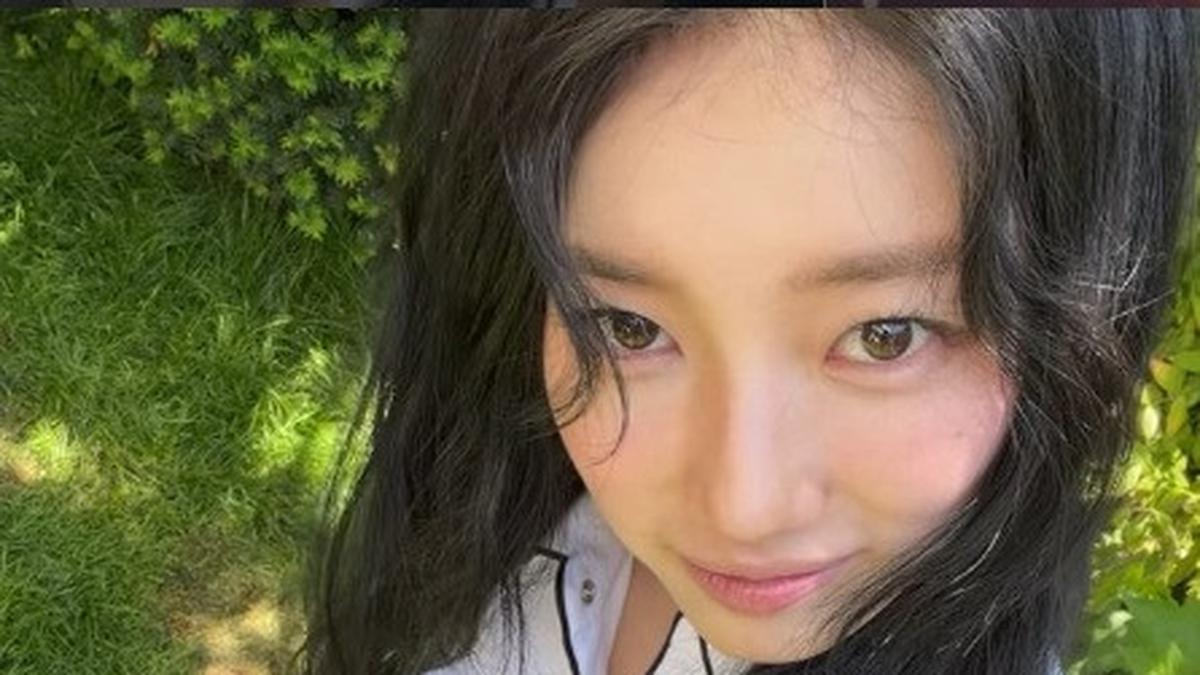 Fashion Musim Panas Suzy, Rambut Panjang Messy Tetap Cantik