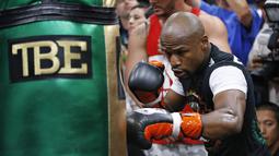 Jelang mega duel melawan Manny Pacquiao, Mayweather berlatih keras. (AP Photo/John Locher)