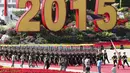 Barisan tentara berjalan melewati tulisan ‘2015’ saat parade militer untuk memperingati 70 tahun berakhirnya Perang Dunia II di Beijing, China, Kamis (3/9/2015). (REUTERS/Damir Sagolj)
