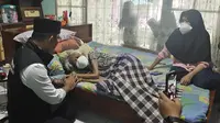 Gubernur Jawa Barat, Ridwan Kamil mengunjungi kediaman Niah Mariani di Kelurahan Mekarsari, Kecamatan Cimanggis, Kota Depok. (Liputan6.com/Dicky Agung Prihanto)