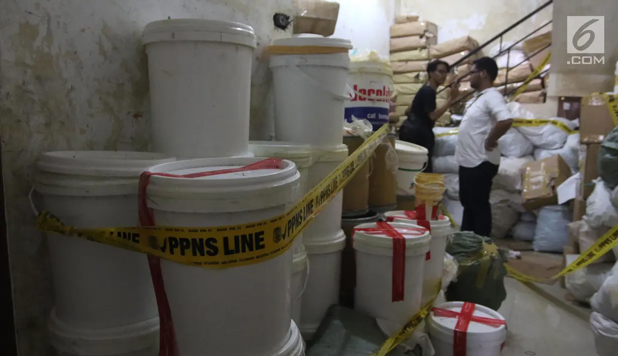 Petugas mengamankan barang bukti dalam penggerebekan pabrik kosmetik palsu di kawasan Tambora, Jakarta Barat, Selasa (15/5). (Liputan6.com/Arya Manggala)