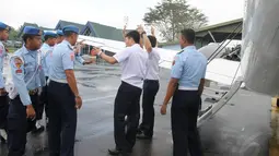 Pesawat dikapteni instruktur penerbang warga Singapura Tan Chin Kian. Dua lainnya Xiang Bohong dan Zheng Chen, siswa pesawat latih warga negara China. Pesawat dipaksa mendarat di Pontianak, Kalimantan Barat, Selasa (28/10/2014). (Liputan6.com/Raden AMP)