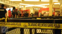 Petugas kepolisian berjaga disekitar lokasi ledakan tabung gas sebuah rumah makan di Mall Gandaria City, Jakarta, Kamis (19/5/2016). Akibat ledakan ini, dikabarkan 13 orang mengalami luka bakar. (Liputan6.com/Helmi Fithriansyah)