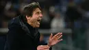 Pelatih Napoli, Antonio Conte memberikan arahan kepada pemainnya dalam laga lanjutan Liga Italia 2024/2025 melawan Lazio di Olympic Stadium, Roma, Italia, Minggu (16/02/2025) WIB. (AFP/Filippo Monteforte)