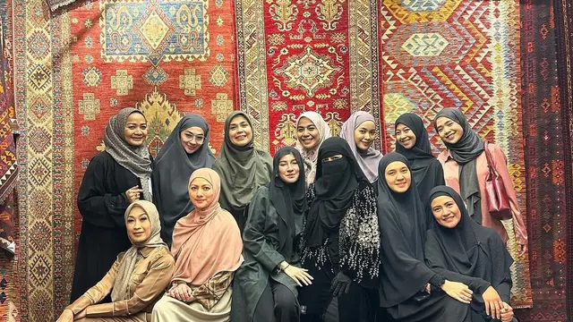 Potret Umi Pipik dan para Selebritis Hadir dalam Majelis Halaqah Cinta, Cantik-Cantik Salihah