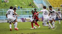 Empat pemain Mitra Kukar berusaha mengepung Boaz Solossa saat laga di SCM Cup 2015. Persipura menang 4-1 atas Mitra Kukar, Stadion Kanjuruhan Malang, Selasa (20/1/2015). (Liputan6.com/Faizal Fanani)