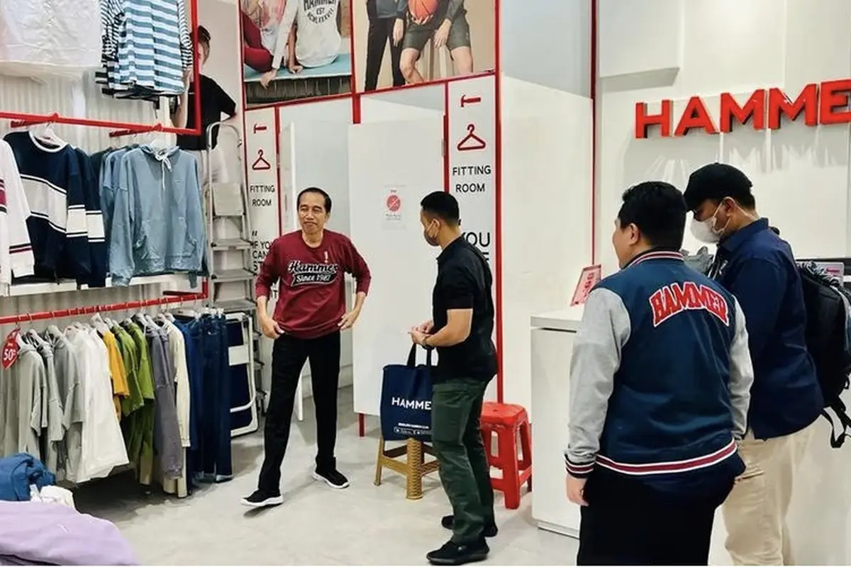 Gaya Jokowi Kenakan Sweatshirt, berapa harganya?