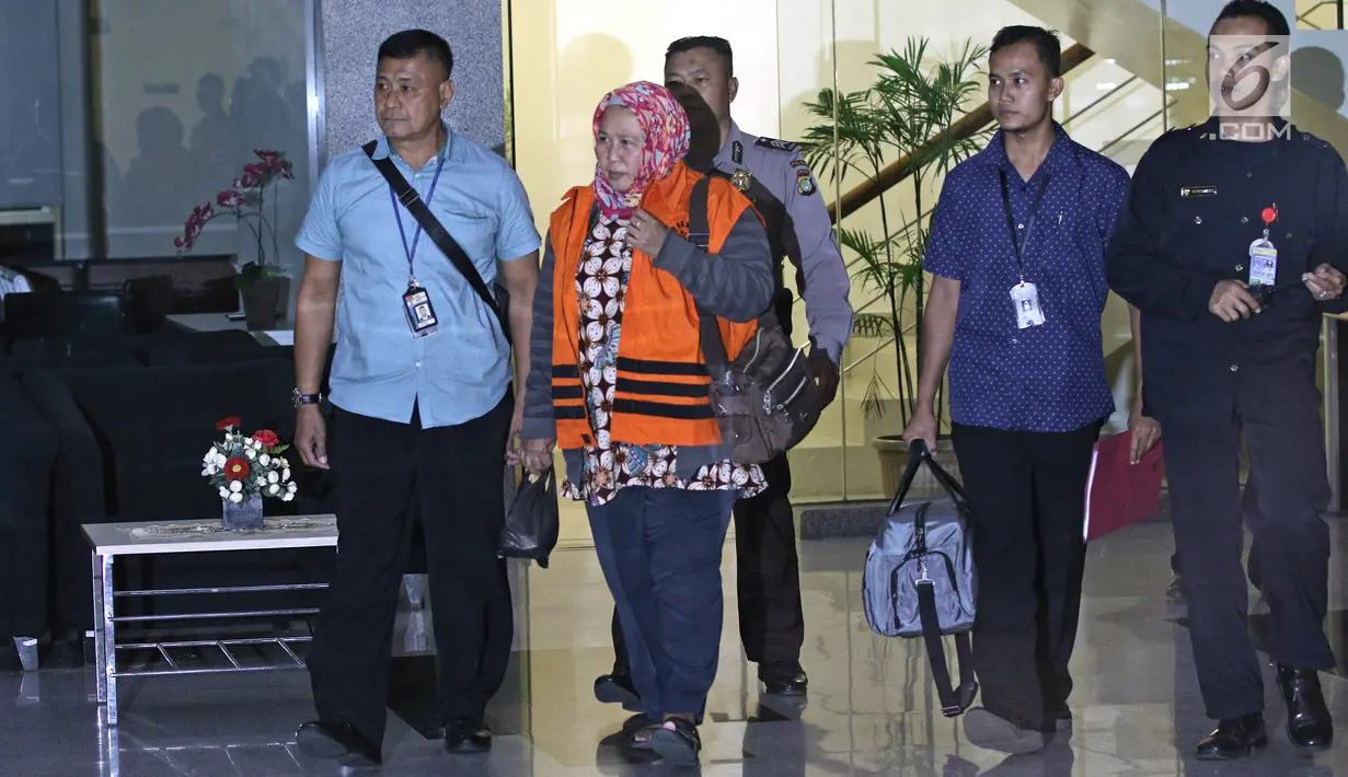 Panitera Pengganti PN Tangerang, Tuti Atika usai diperiksa di gedung KPK, Jakarta, Selasa (13/3). Tuti Atika berstatus tersangka bersama Hakim PN Tangerang Wahyu Widya Nurfitri, dua pengacara Agus Wiratno dan HM Saifudin. (Liputan6.com/Herman Zakharia)