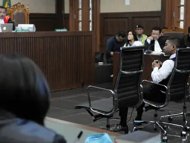 Peracik kopi atau barista kafe Olivier, Rangga Dwi Saputra memberikan kesaksian pada sidang lanjutan kasus kematian Wayan Mirna Salihin dengan terdakwa Jessica Kumala Wongso di Pengadilan Negeri Jakarta Pusat, Kamis (21/7). (Liputan6.com/Helmi Afandi)