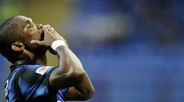 Selebrasi gol striker Inter Milan Samuel Eto'o ke gawang Udinese di giornata kedua Serie A di Giuseppe Meazza, 11 September 2010. Inter menang 2-1. AFP PHOTO / Filippo MONTEFORTE