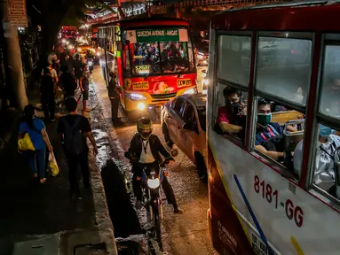 Kepadatan lalu lintas terlihat di Manila, Filipina (3/8/2020). Kemacetan terjadi ketika orang-orang bergegas keluar dari Metro Manila beberapa jam sebelum pemerintah memberlakukan aturan karantina wilayah (lockdown) yang lebih ketat di kawasan itu akibat lonjakan kasus penyakit coronavirus (COVID-19