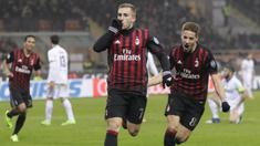 Penyerang AC Milan, Gerard Deulofeu, merayakan gol yang dicetaknya ke gawang Fiorentina pada laga Liga Italia di Stadion San Siro, Italia, Minggu (19/2/2017). AC Milan menang 2-1 atas Fiorentina. (AP/Antonio Calanni)