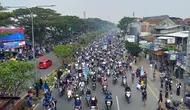 Ribuan bobotoh di Jalan Djunjunan hendak menyambut kedatangan tim Persib Bandung, Sabtu, 1 Juni 2024. (Dikdik Ripaldi/Liputan6.com).